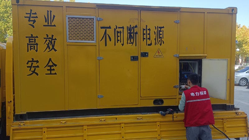 新抚柴油发电机组和UPS电源配合使用时，如何避免切换过程中的电力中断？